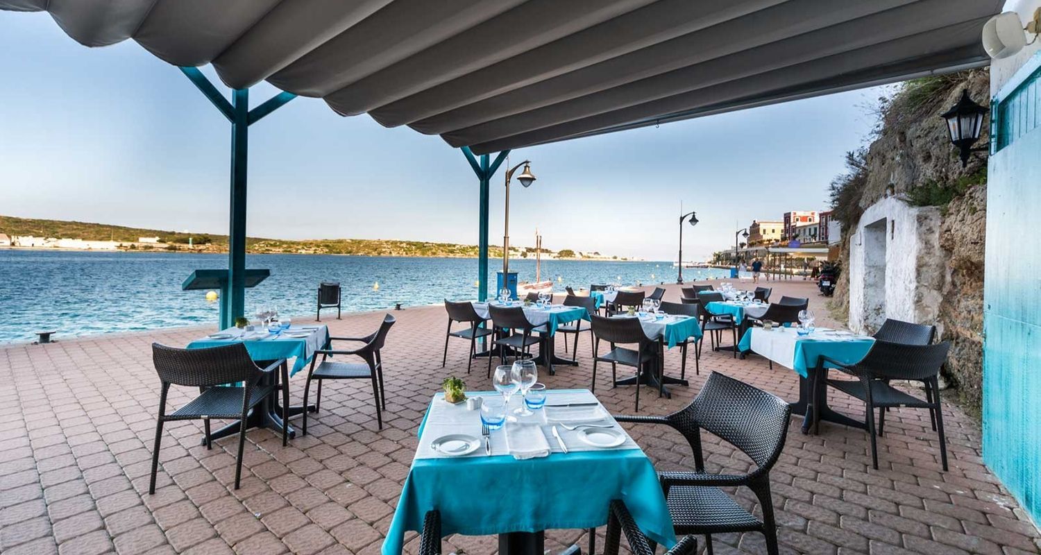 outdoor restaurant looking out onto the ocean