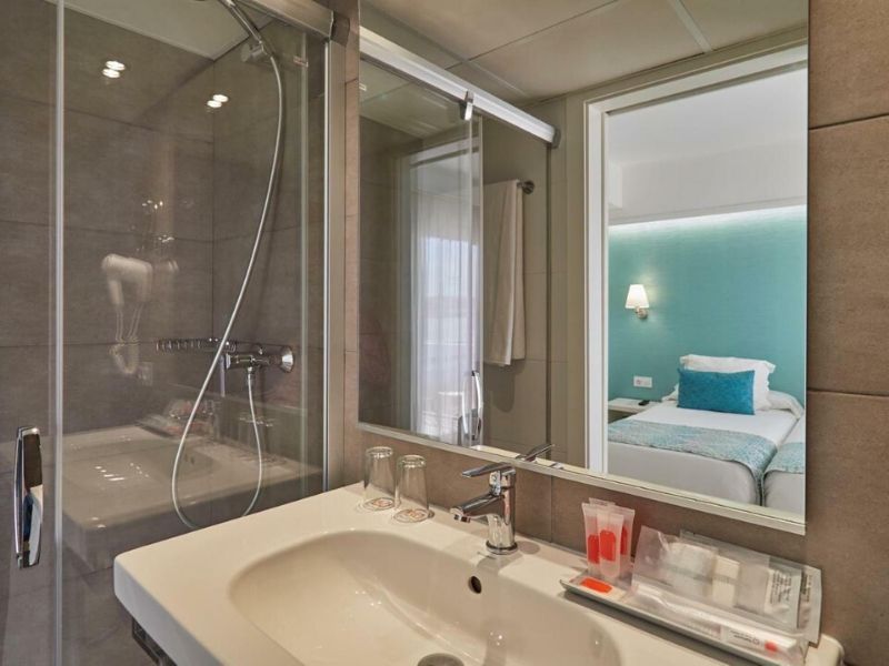 bathroom with a wheel-in shower