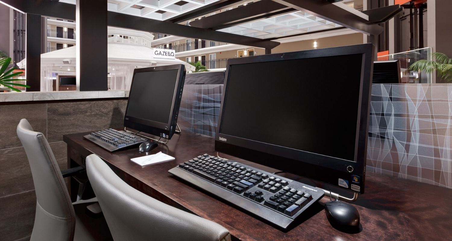 Internet corner with a view of the bar