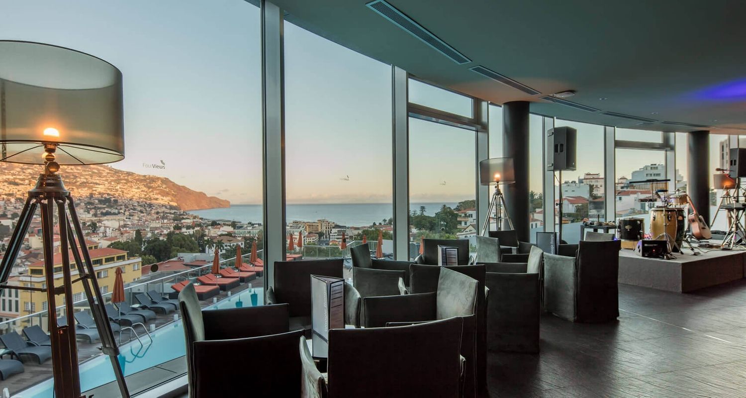 indoor entertainment space overlooking the outdoor swimming pool and the ocean