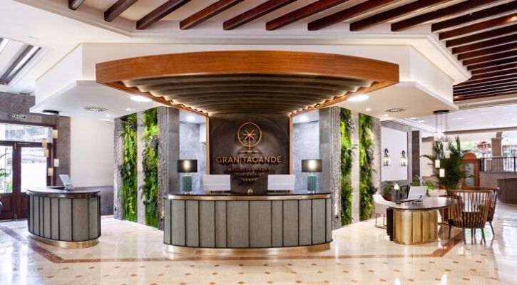 check-in desk at the centre of the hotel