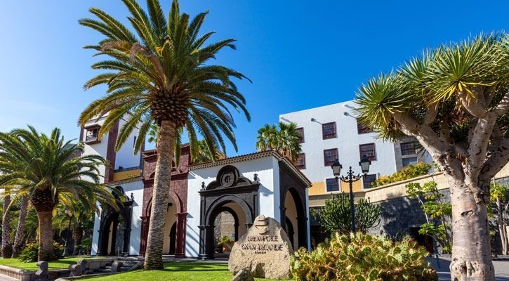 entrance to the hotel