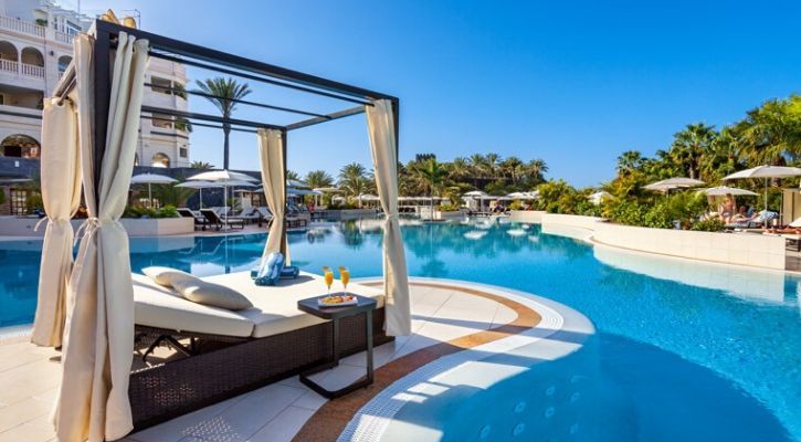 comfy lounge chair sitting poolside for a relaxing drinking spot