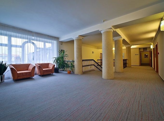 upstairs hallway that leads to hotel rooms