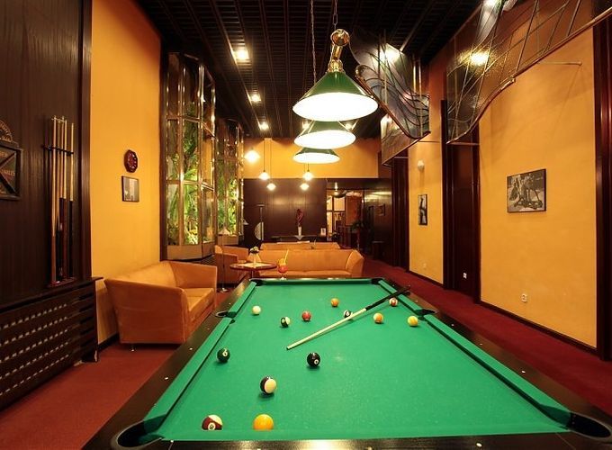 pool table that can be arranged for pool, snooker or billiards