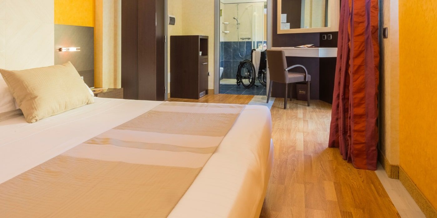 View of the adapted bathroom from the bedroom, Hotel Kriss