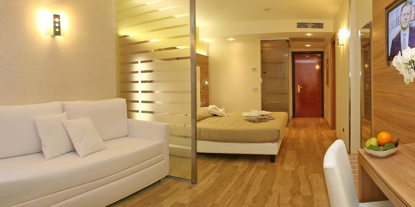 Spacious hotel suite with a sofa, Hotel Kriss.