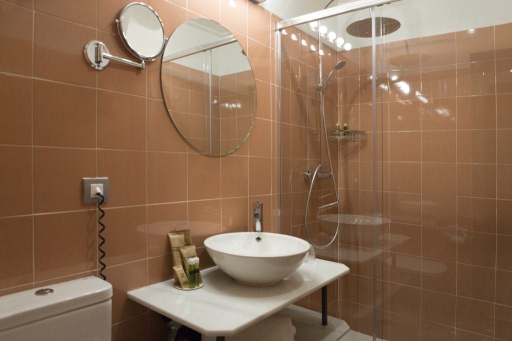 bathroom with a wheel-in shower