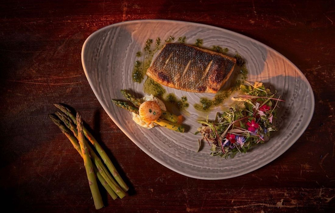 Grilled salmon with asparagus