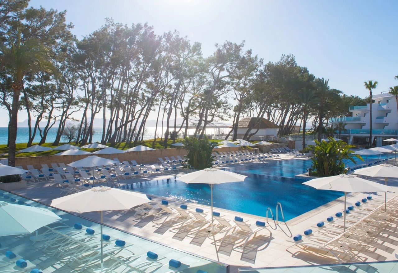 hotel exterior and outdoor swimming pool