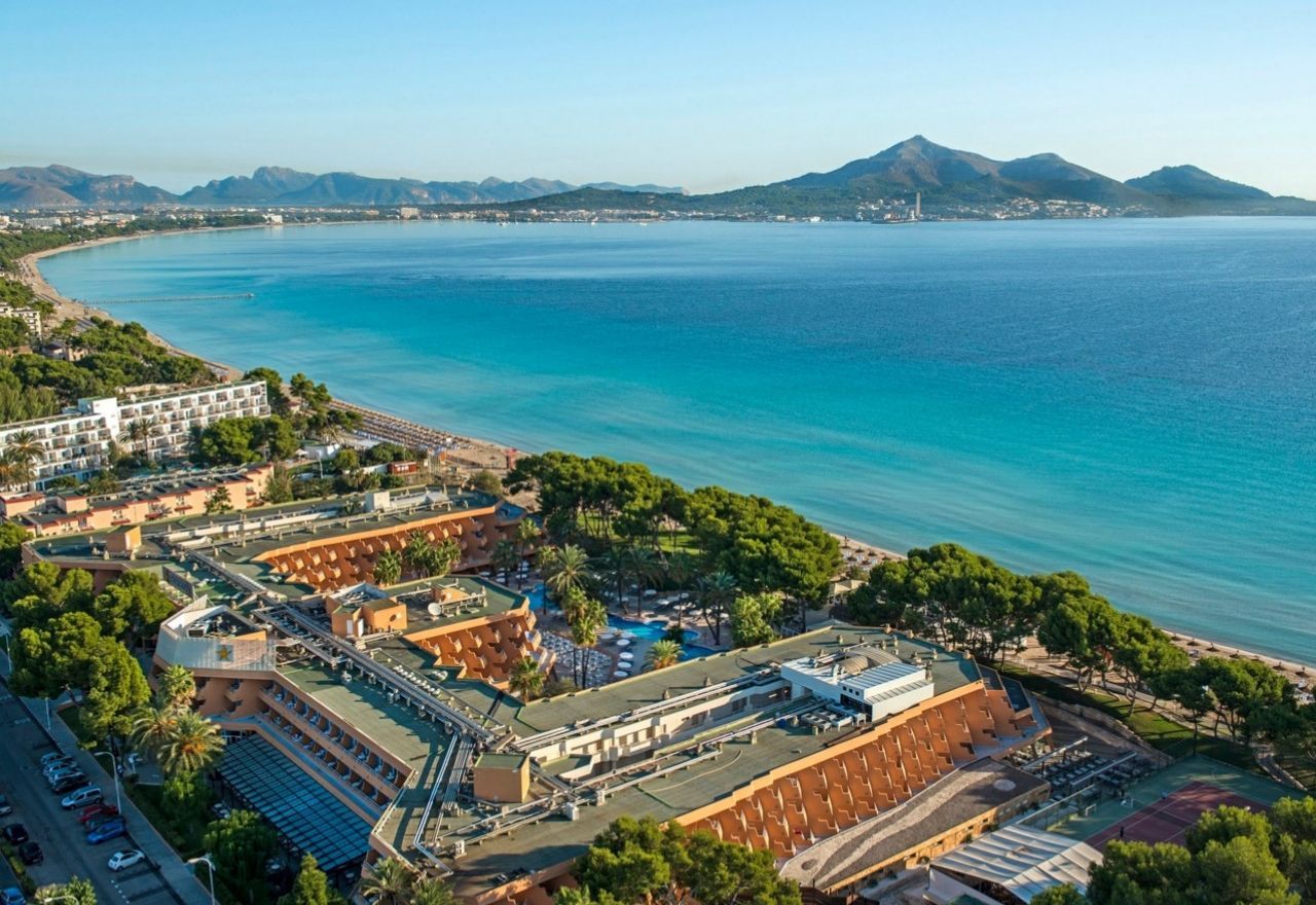 aerial view of the hotel and proximity of the beach