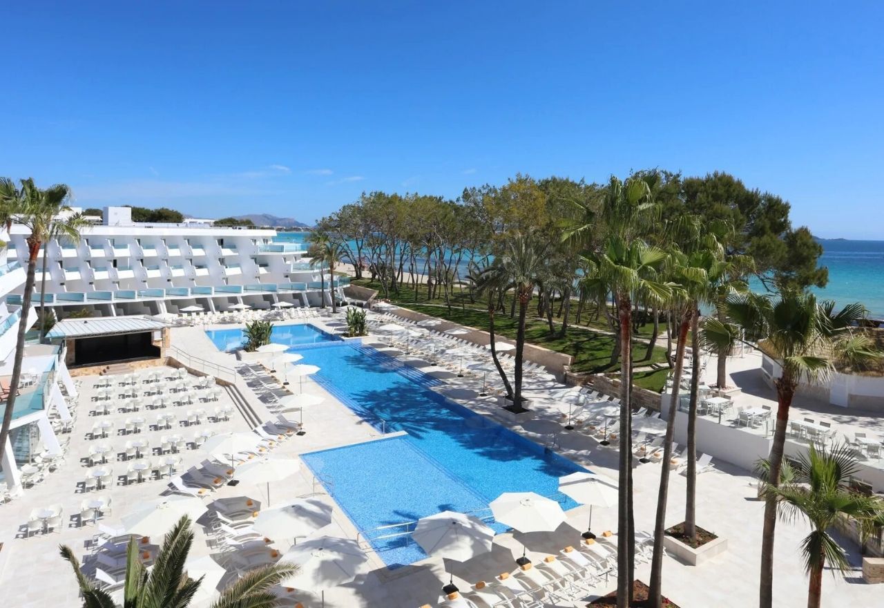 hotel exterior and outdoor swimming pool