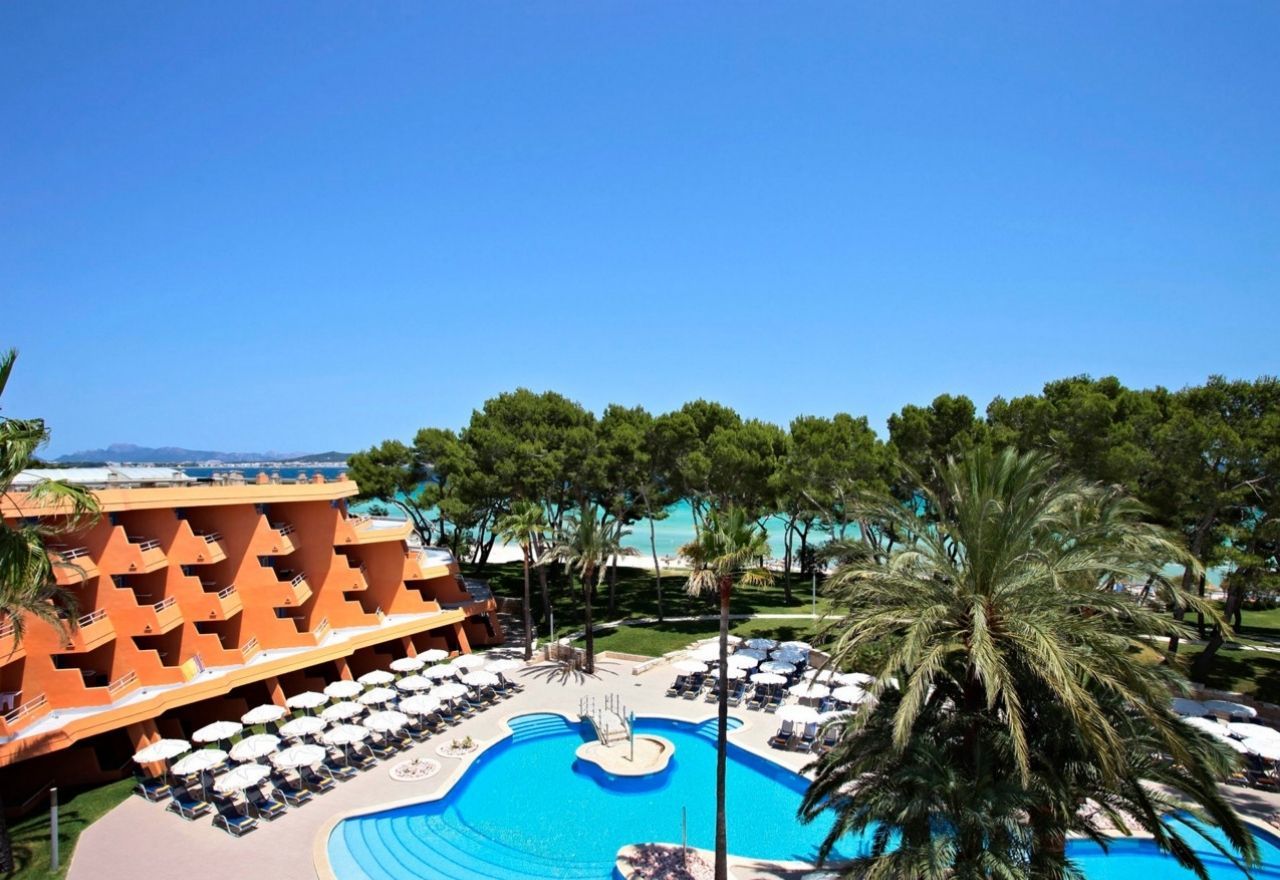 hotel exterior and outdoor swimming pool