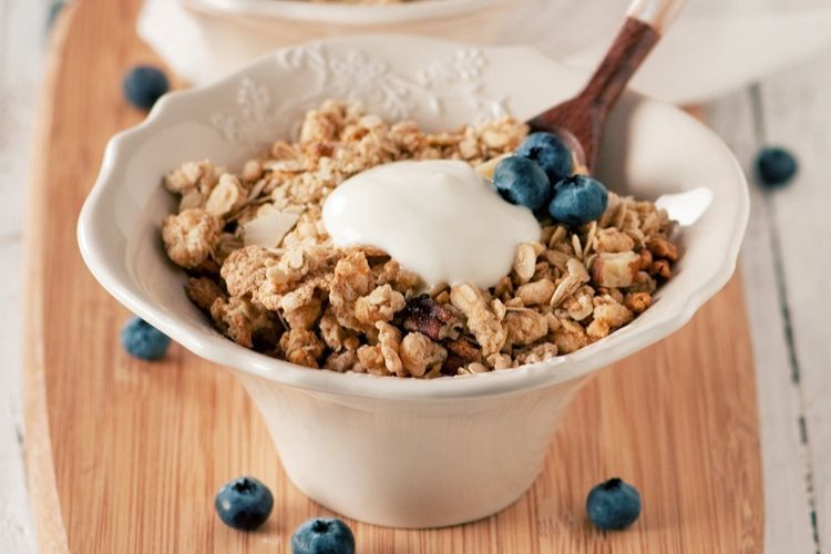 granola cereal with blueberries and cream