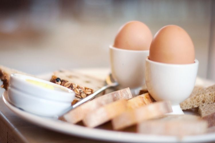 egg breakfast with toast and butter