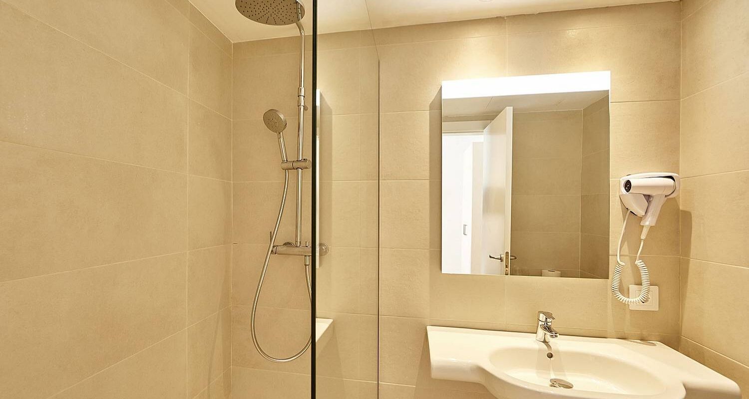 adapted bathroom with a wheel-in shower