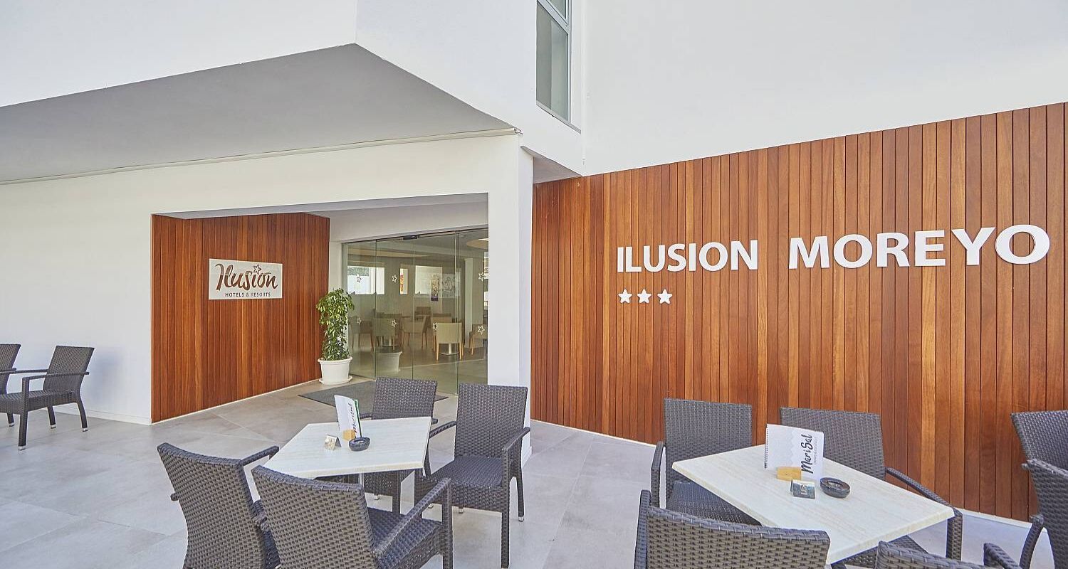 Ilusion Moreyo entrance with an outdoor seating area