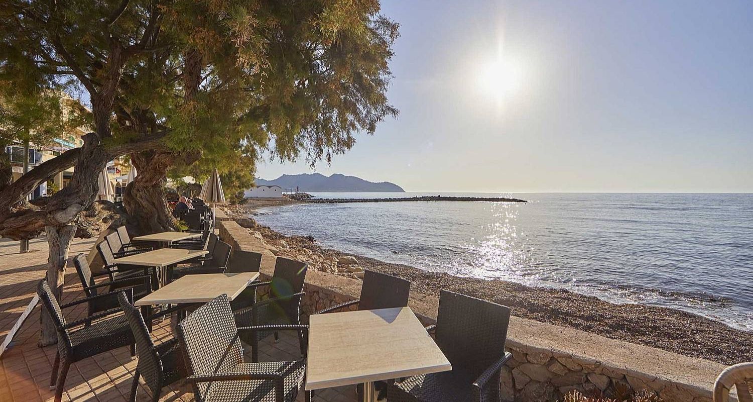 outdoor dining along the seafront