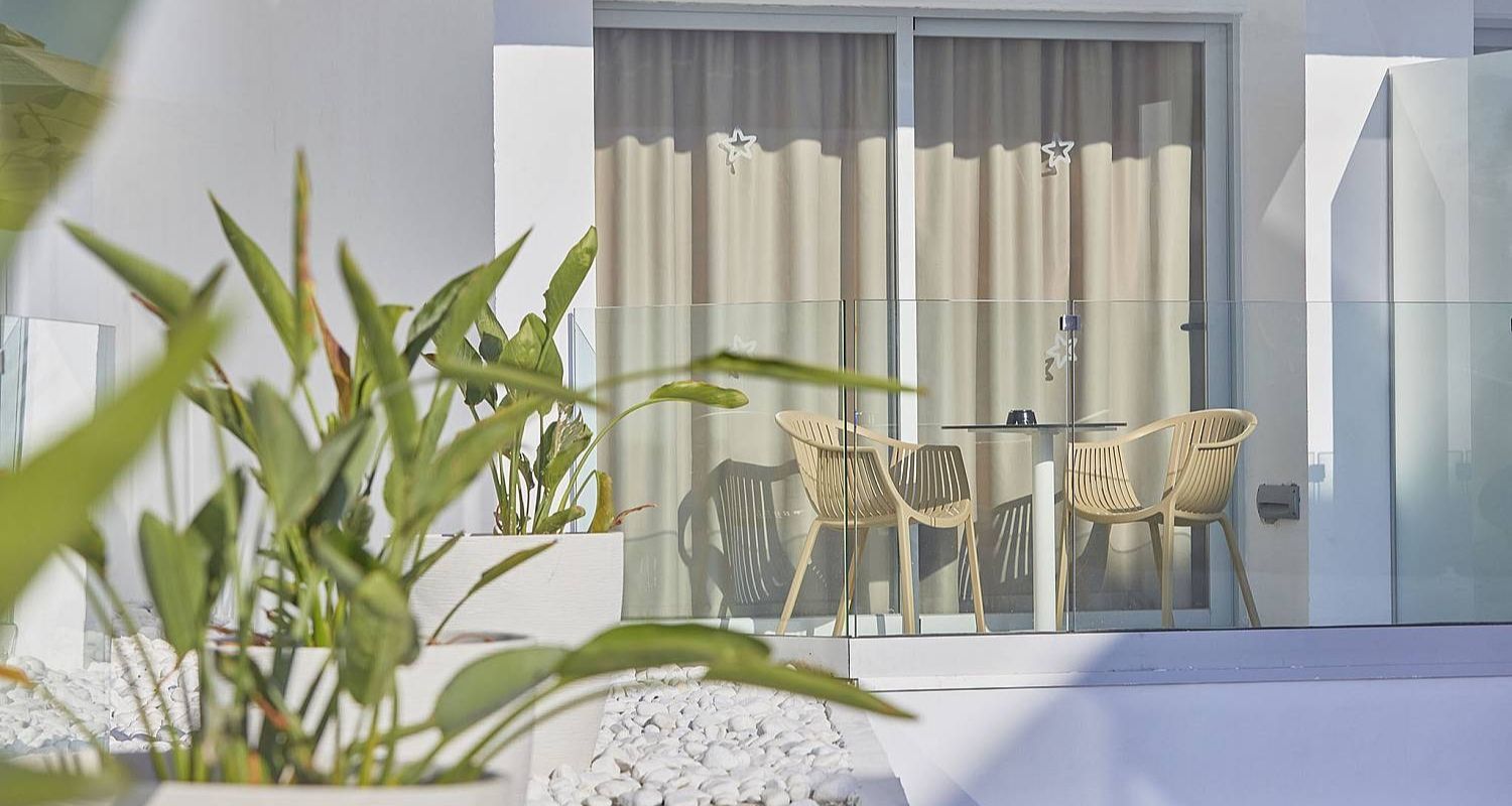 hotel room balcony chairs