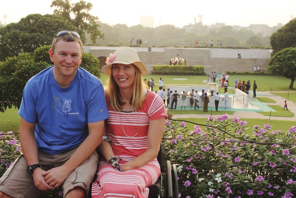 Enable customers taking a photo with a scenic backdrop