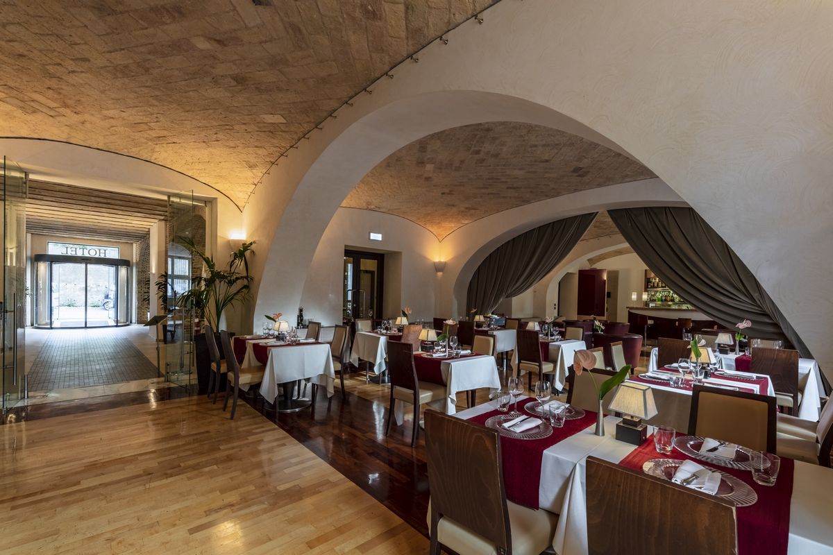 spacious indoor restaurant and dining room