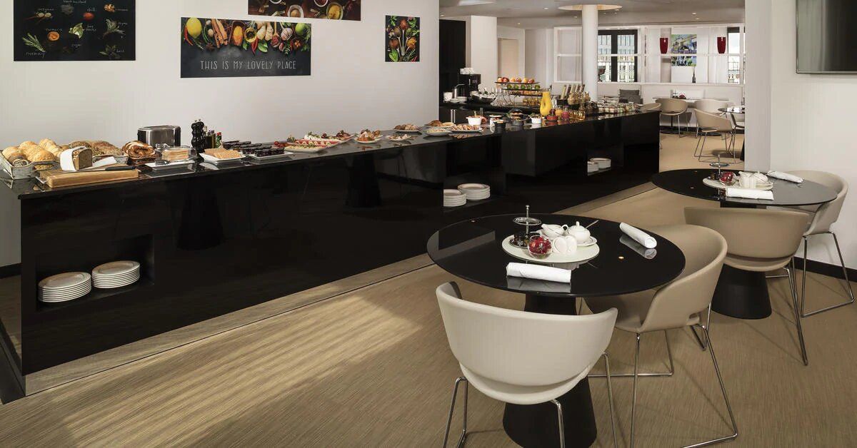 indoor restaurant and dining area - Melia Berlin accessible hotel