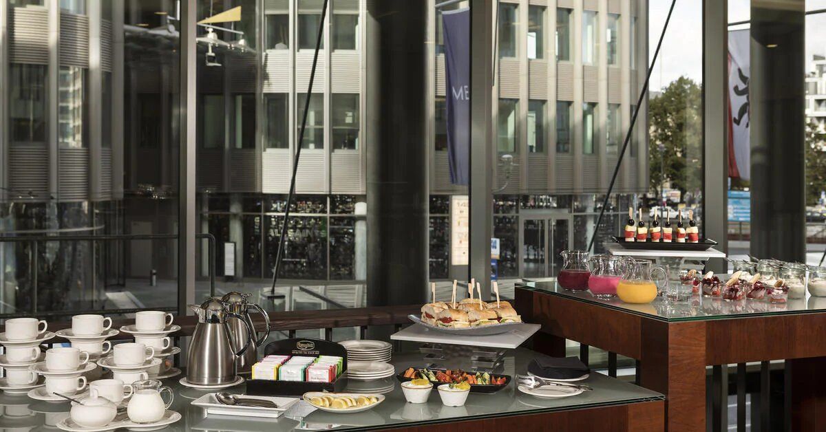 indoor restaurant and dining area - Melia Berlin accessible hotel