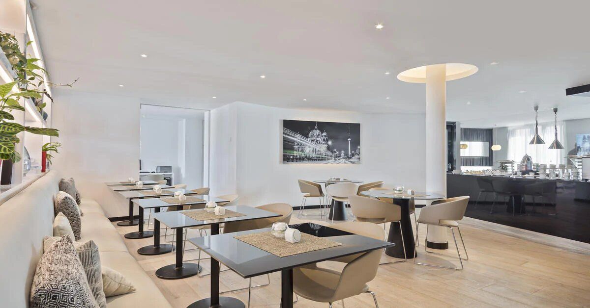 indoor restaurant and dining area - Melia Berlin accessible hotel