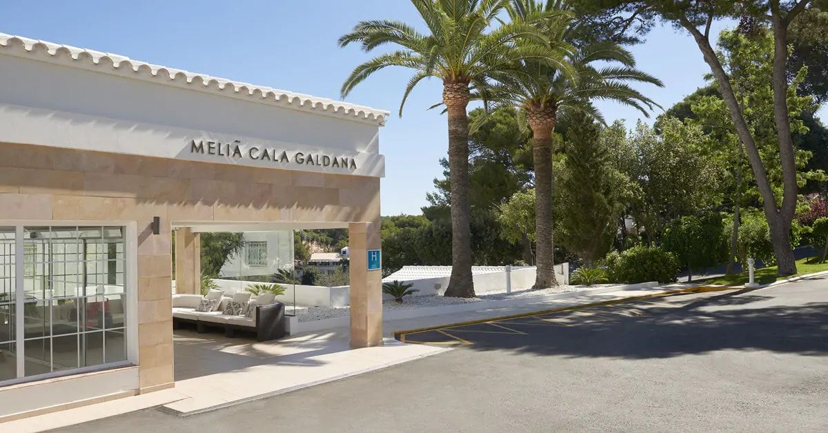 entrance leading into the hotel