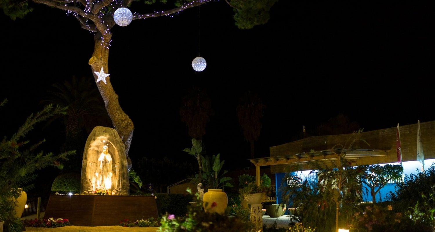 Large tree outdoors with a statue of the Virgin Mary - Muthu Clube Praia da Oura