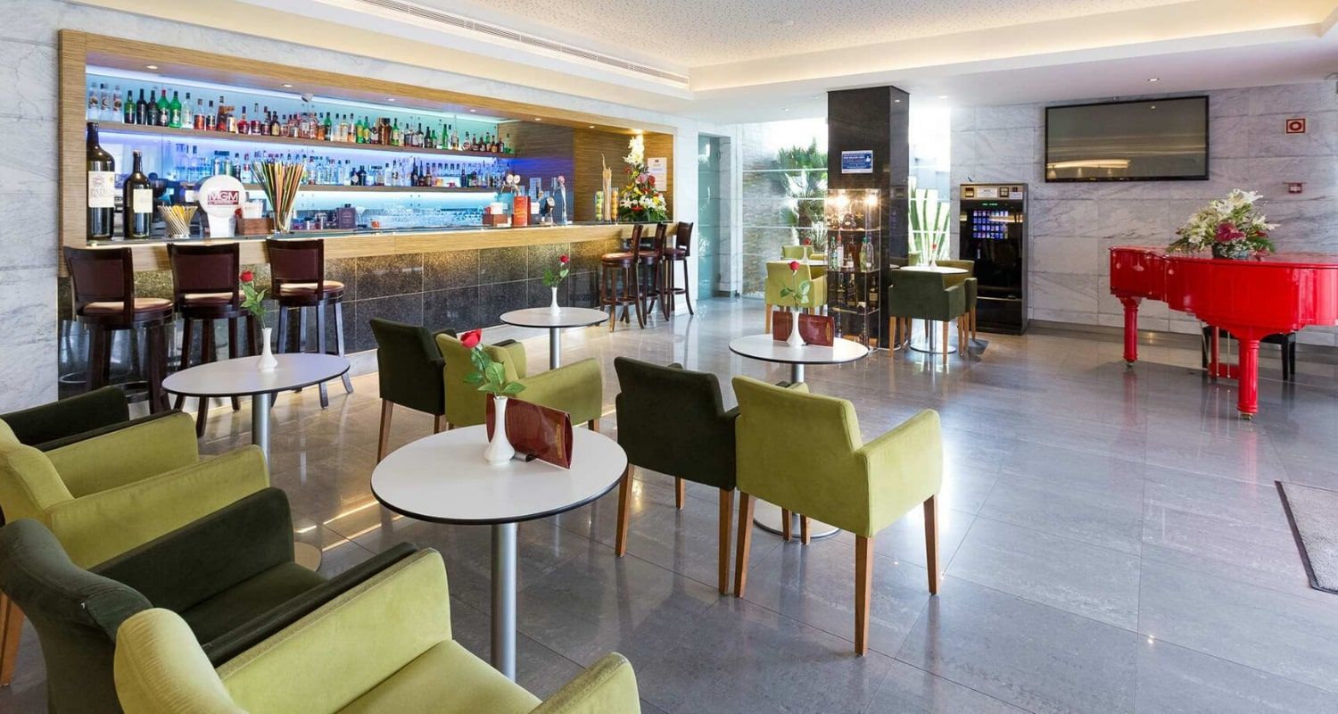 Indoor bar and lounge area - Muthu Clube Praia da Oura