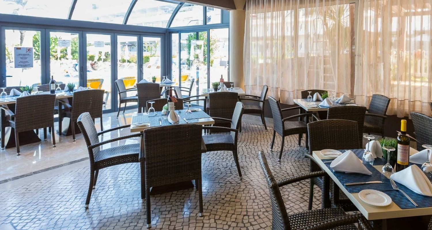 Indoor restaurant and dining area - Muthu Clube Praia da Oura