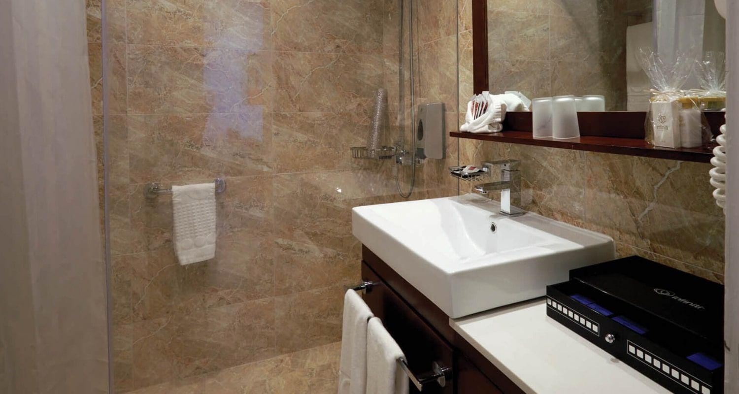 Bathroom with a wheel-in shower - Muthu Clube Praia da Oura