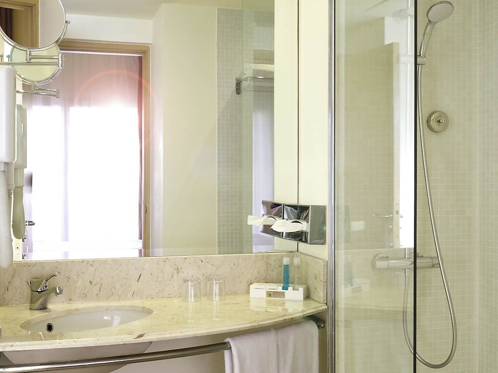 bathroom with a wheel-in shower