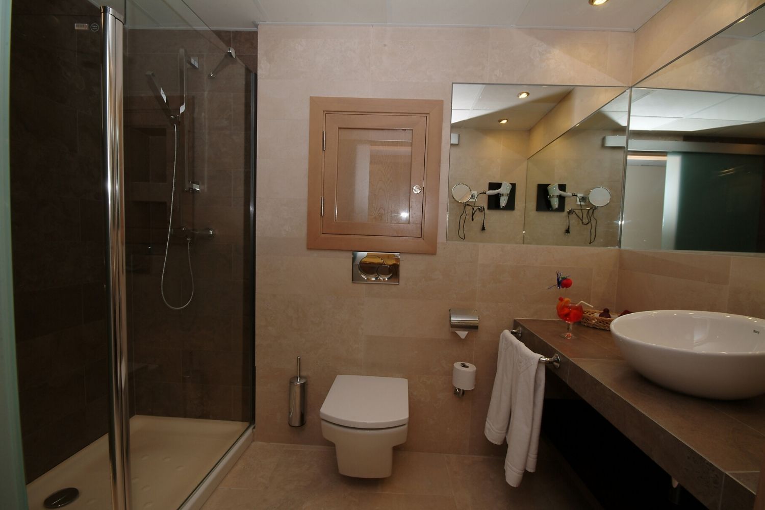 bathroom with a wheel-in shower