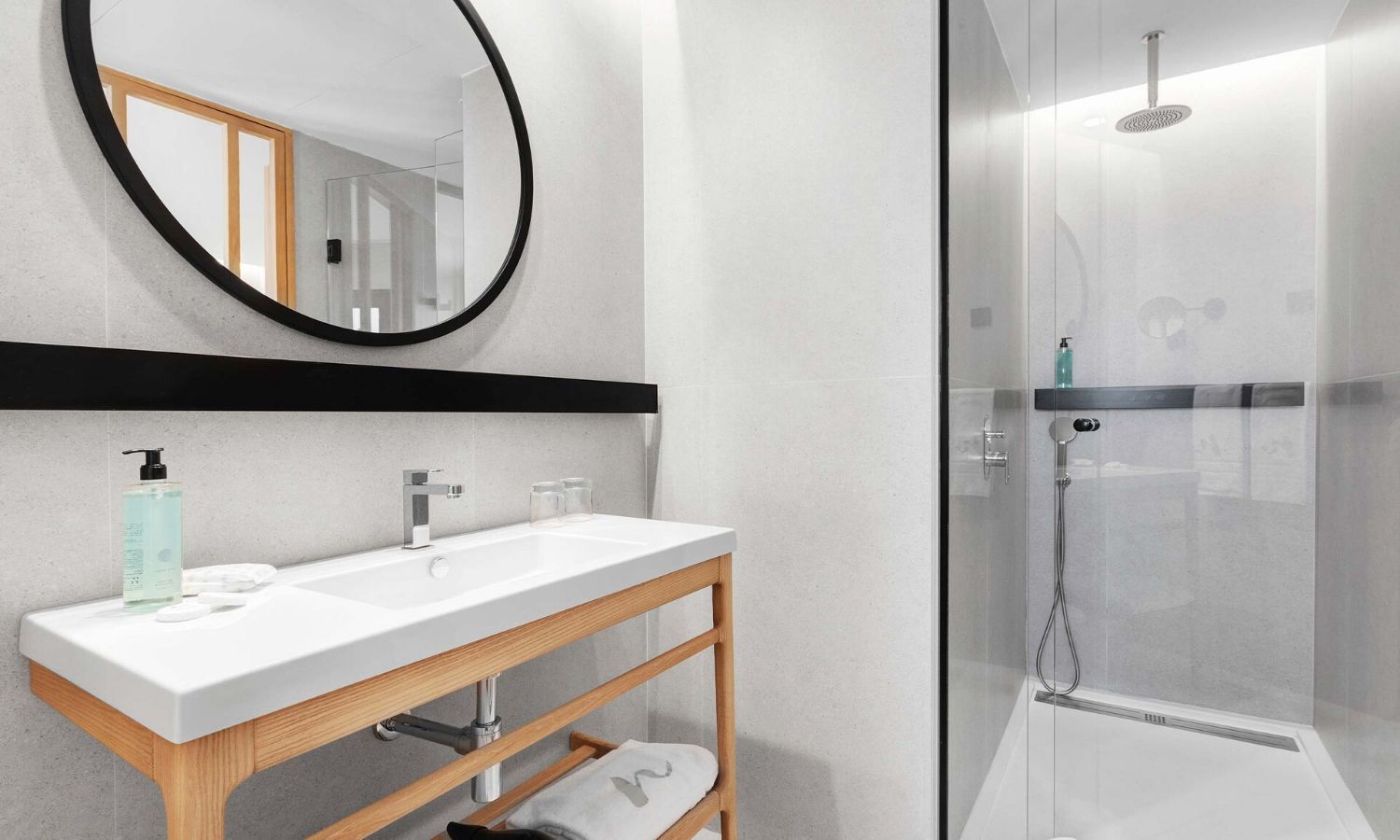 large bathroom with a wheel-in shower