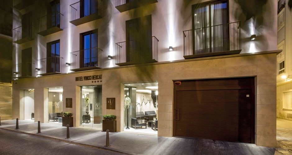 Hotel exterior and main entrance