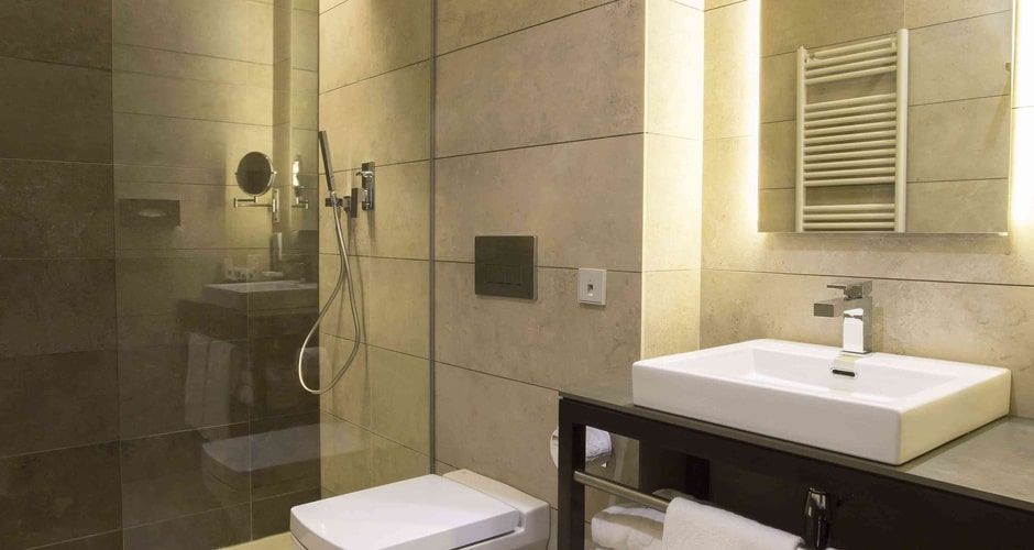 bathroom with a wheel-in shower